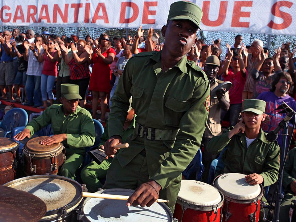 Kubanische Soldaten beim Trommeln.