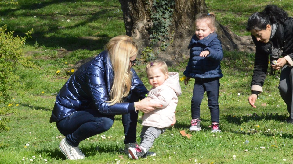 Michelle Hunziker hält Celeste an den Händen und bewahrt sie davor umzufallen.