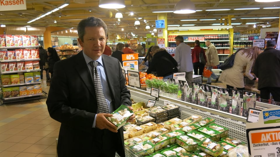 Ein Mann im Supermarkt vor dem Pilzsortiment