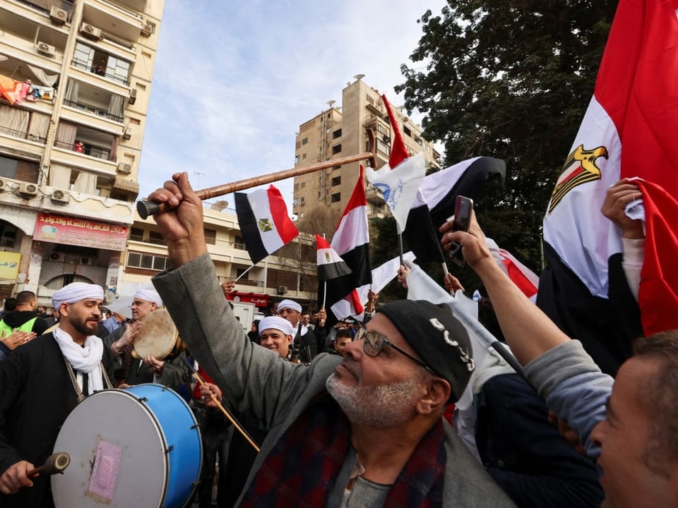 Unterstützer von al-Sisi schwingen Fahnen und machen Musik auf der Strasse.