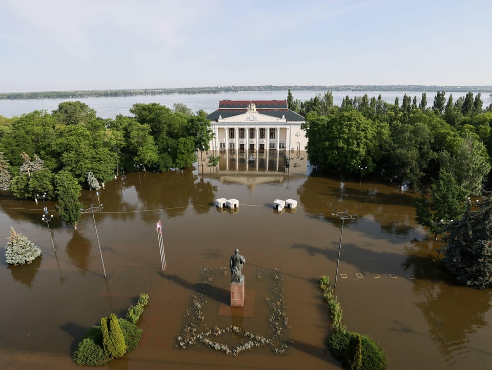 Blick auf den Kulturpalast und den Platz davor. Er ist überschwemmt. Im Hintergrund ist der Fluss zu sehen.