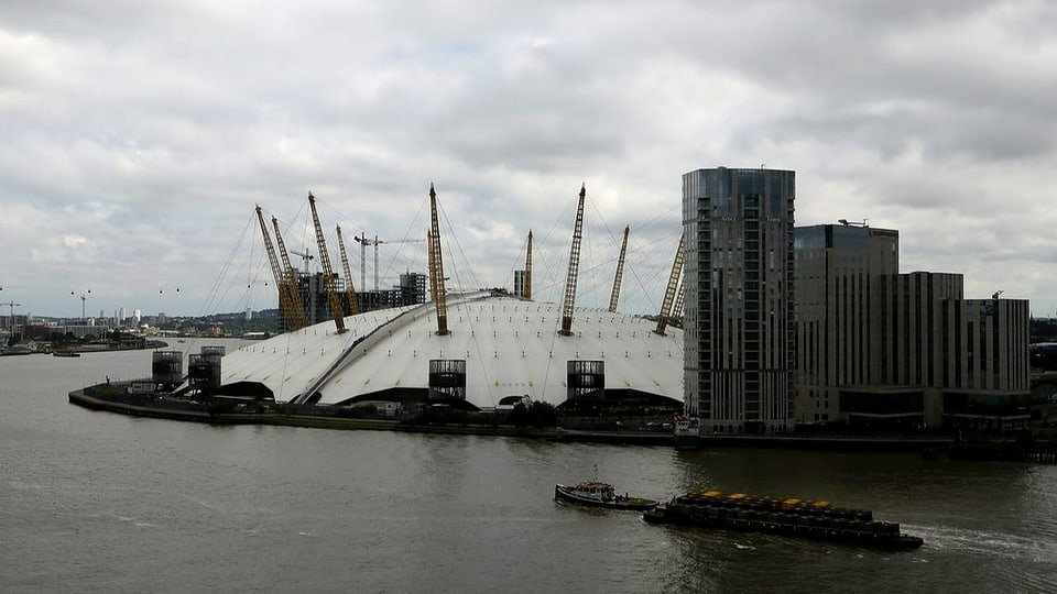 Der Millennium Dome in London an der Themse.
