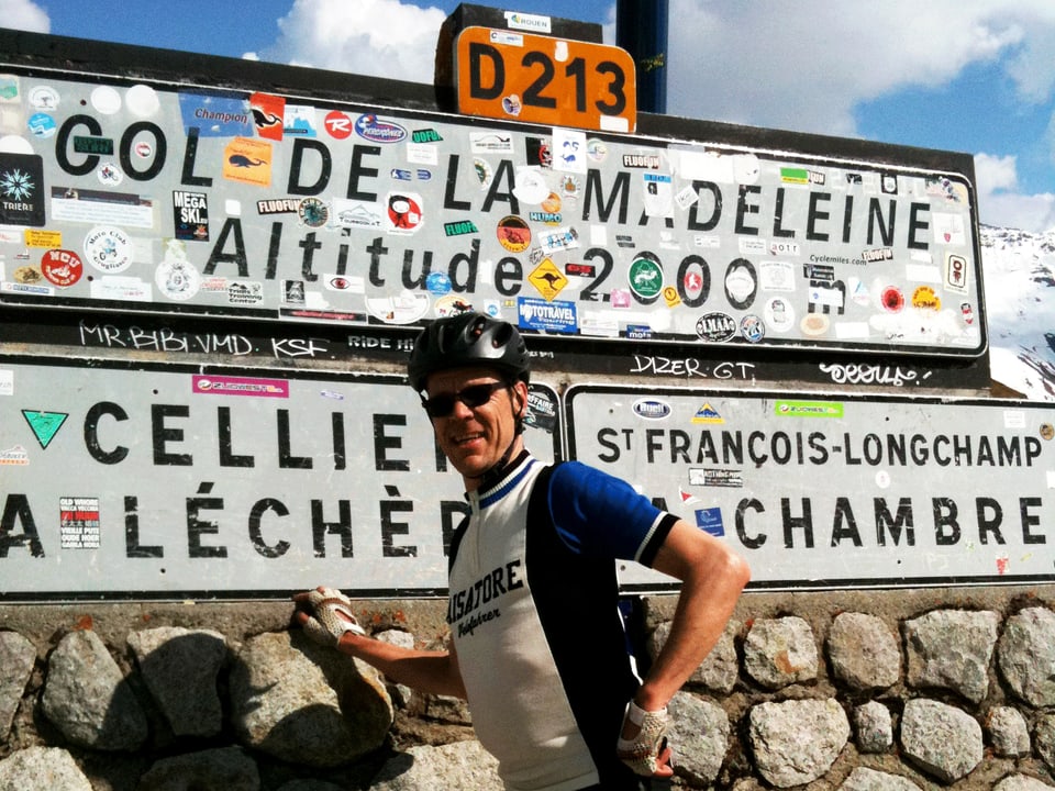 Der Autor posiert im Velodress auf der Passhöhe.