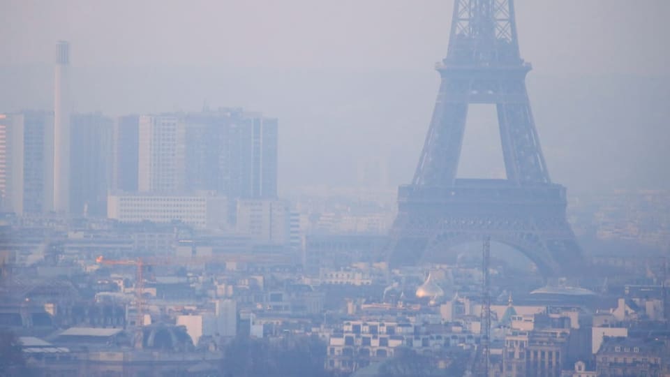 Luftverschmutzung vernebelt häufig den Eiffelturm.