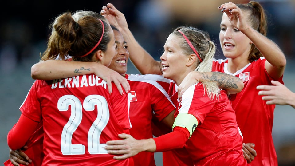 Die Schweizer Frauen-Nati bejubelt einen Treffer