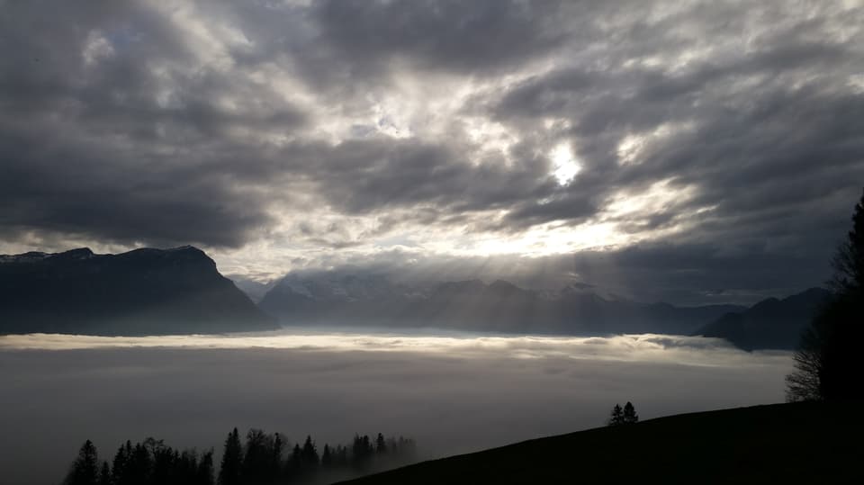Nebelmeer über dem Talkessel von Schwyz