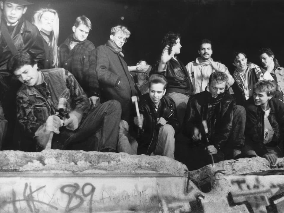 Berliner auf der Mauer am 9.11.1990
