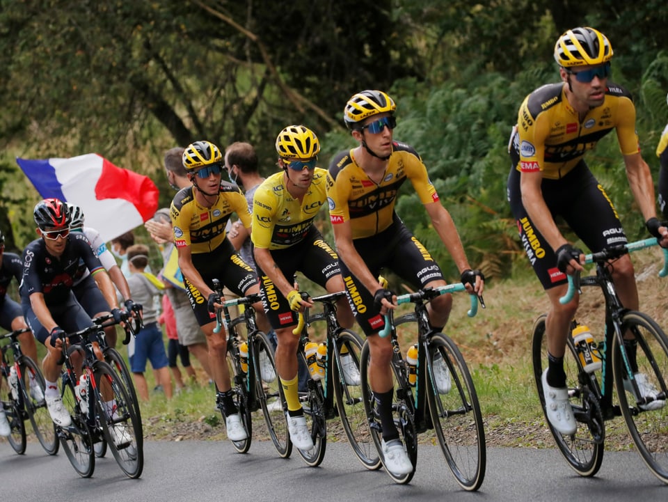 Der gelb-schwarze Jumbo-Visma-Zug mit Primoz Roglic.