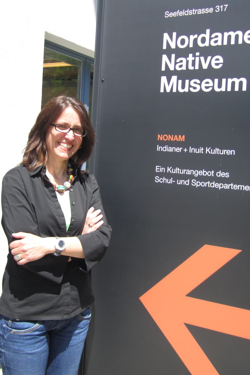 Die Direktorin des NONAM, Heidrun Löb, vor dem Eingang ihres Museums.