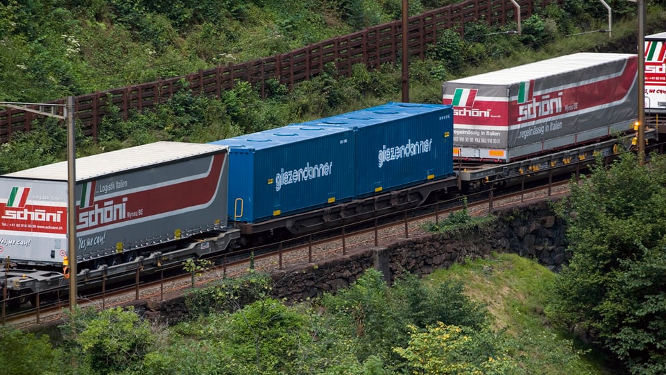 Lastwagencontainer, die auf einem Zug transportiert werden.