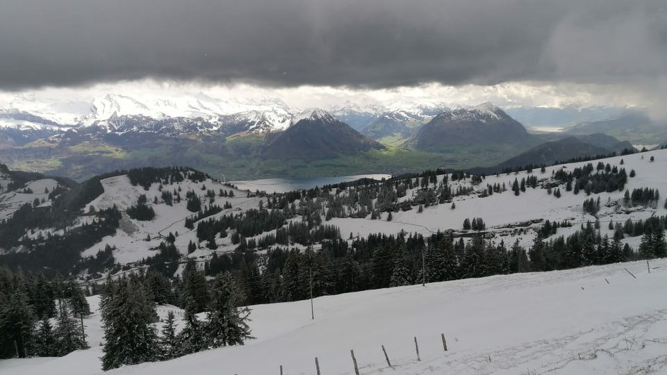 Der Schnee konnte sich bis lange in den Frühling halten, wie die Aufnahme vom 5. Mai von der Rigi zeigt.