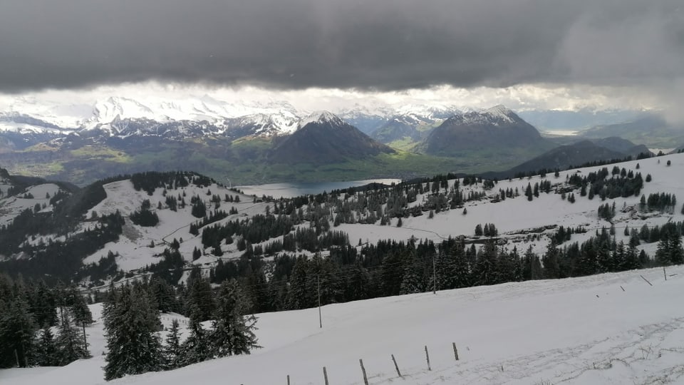 Schnee bis weit in den Frühling Der Schnee konnte sich bis lange in den Frühling halten, wie die Aufnahme vom 5. Mai von der Rigi zeigt.