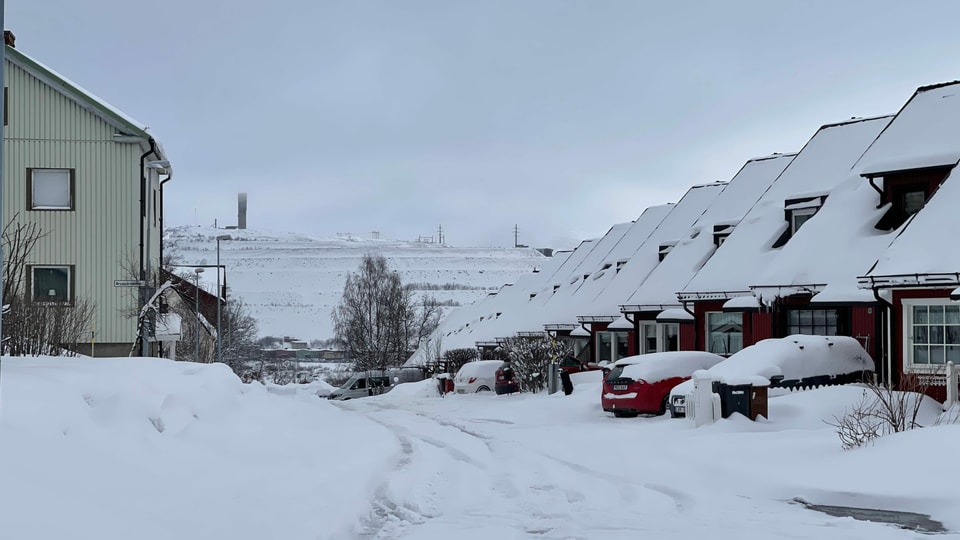 Stadtteil von Kiruna vor Erzberg im Schnee
