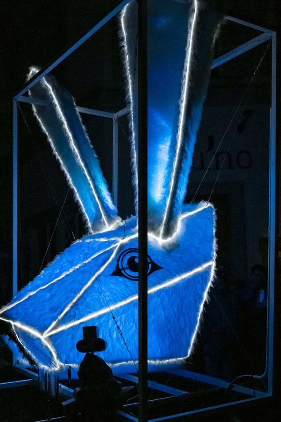 Ein futuristisches, beleuchtetes Sujet eines Hasen in blau.