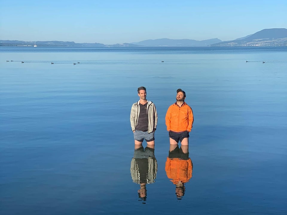 Der Start zur Carawahnsinn-Woche: Die Schweizer Seen sind bebadbar! Philippe Gerber (links) und Marco Thomann messen schon mal die Temperatur des Neuenburgersees. 