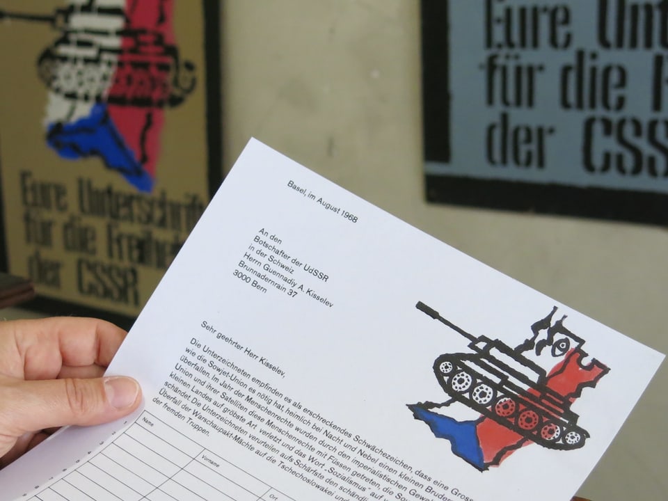 Unterschriftenbogen und Plakat mit Panzern