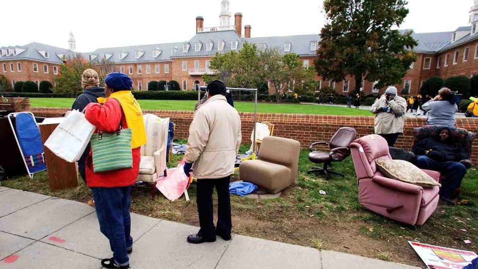 Männer und Frauen deponierten ihre Möbel vor dem Hauptquartier von Fannie Mae