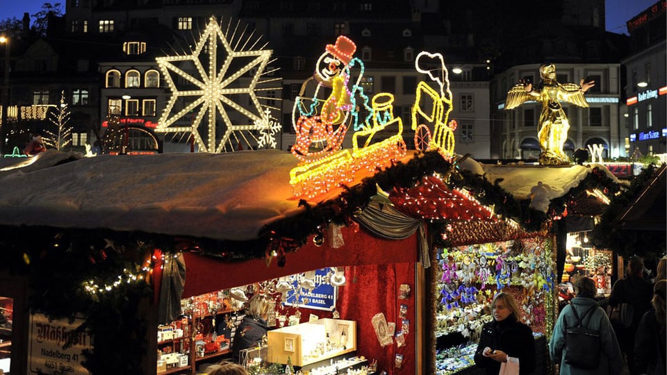 Stand an einem Weihnachtsmarkt mit bunter Beleuchtung