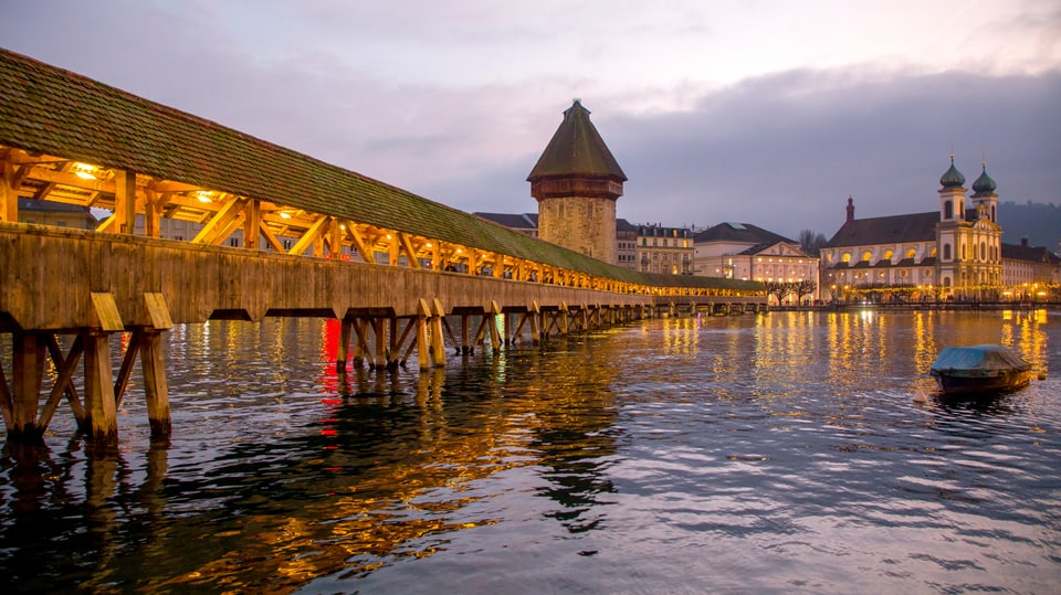 Luzerner Kapellbrücke im Abendrot mit Sicht auf den Wasserturm.
