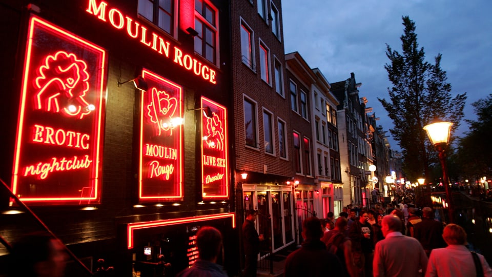 Bild einer Amsterdamer Strasse mit Erotik-Shops.