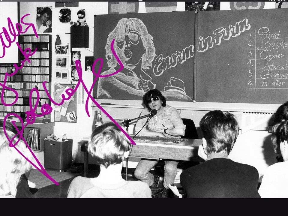 Polo Hofer im Klassenzimmer.