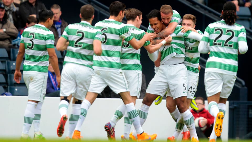 Spieler von Celtic feiern Torschütze van Djik beim schottischen Pokal-Halbfinal.