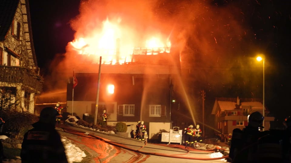Ein brennendes Wohnhaus in Tuggen. 