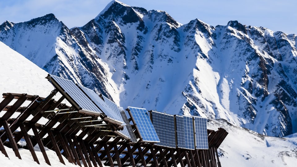 Solarpanels neben der Skipiste in den Bergen der Gemeinde Bellwald im Oberwallis.