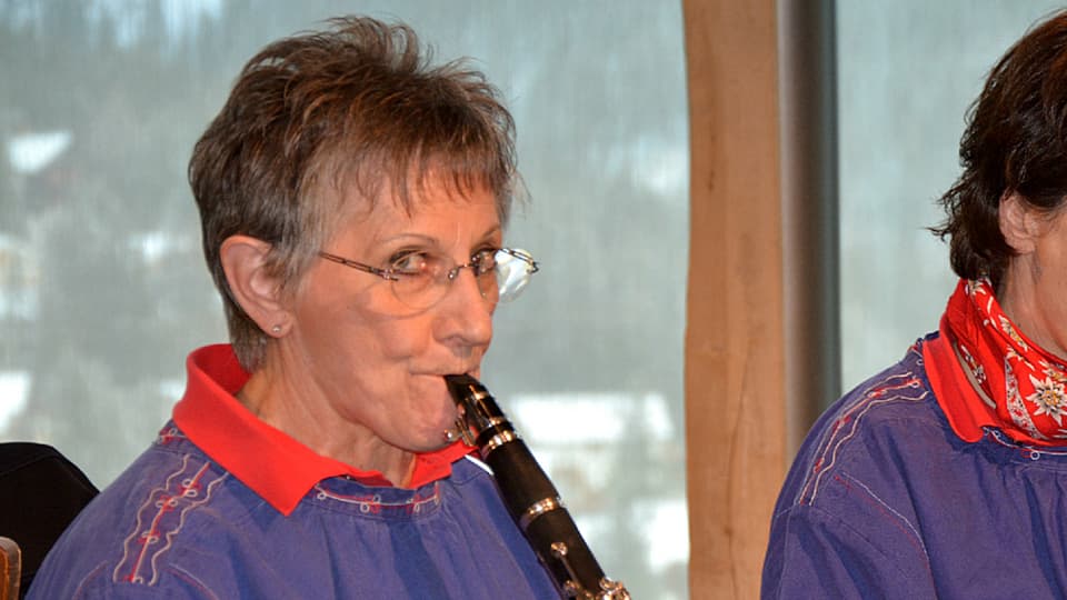 Leni Schmid probt auf der Klarinette im Samschtig-Jass in Arosa.