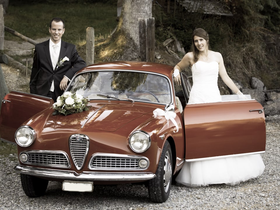 Hochzeitspaar mit altem Alfa Romeo 