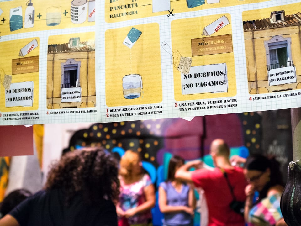 Verschiedene Protest-Plakate hängen im Kulturzentrum Patio Maravillas, wo sich Aktivisten versammeln.