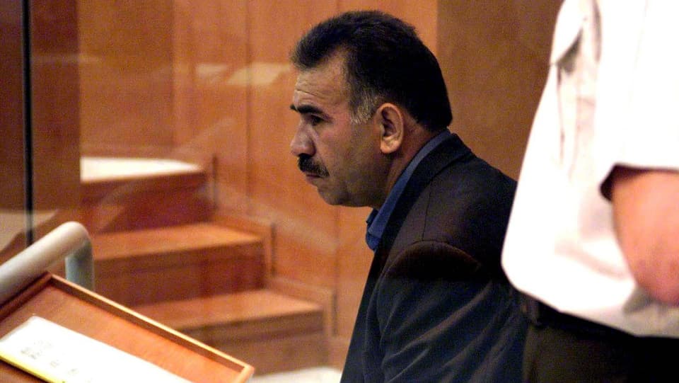Abdullah Öcalan sitzt in einem Gerichtssaal.