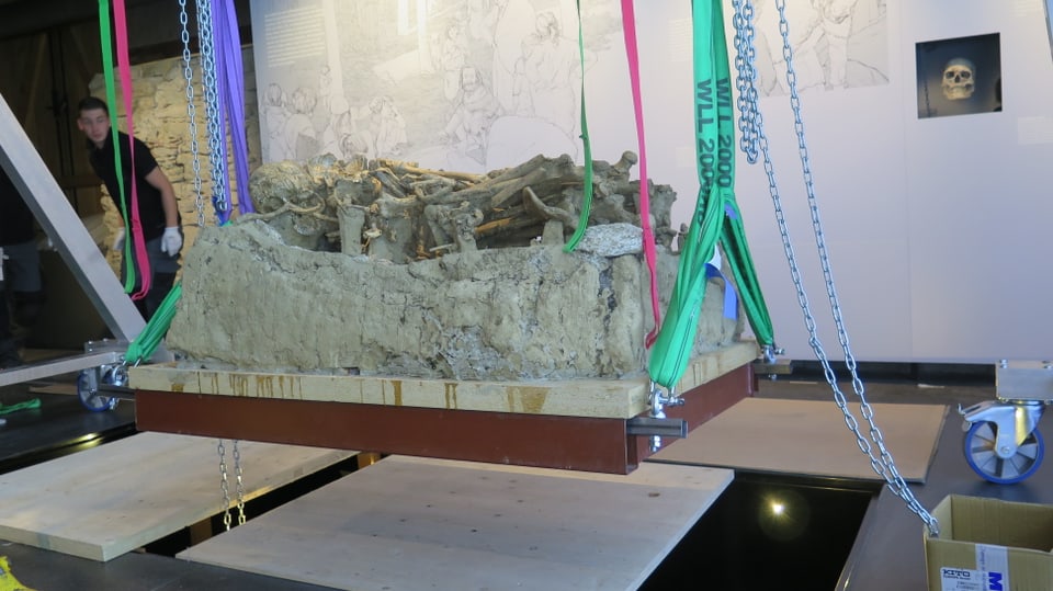 ein jungsteinzeitliches Grab hängt in der Luft und wird in einer Versenkung im Boden platziert.