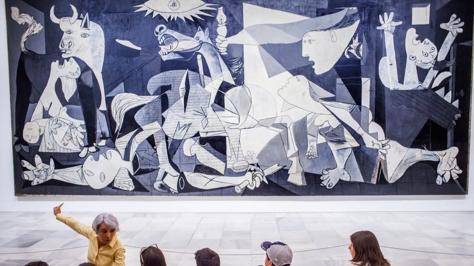 Personen vor einem acht Meter langen Bild von Picasso im Museum.