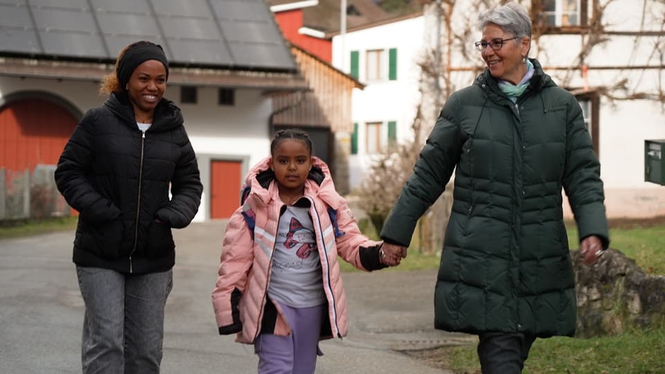 Qdusan Debru, ihre Tochter Fulmwit und Leihgrosi Rosmarie Hürner spazieren zusammen.