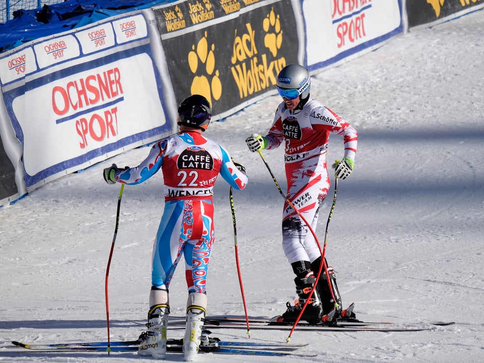 Zwei Skifahrer unterhalten sich im Zielsack der Lauberhornabfahrt.