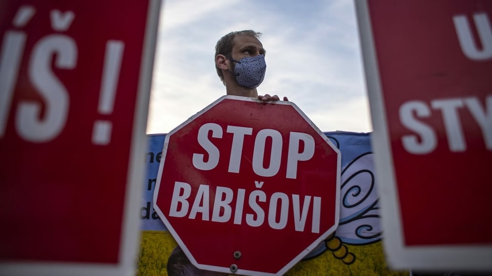 Menschen an einem Marsch gegen den tschechischen Regierungschef mit Schildern, woaruf «Stopp Babis» steht