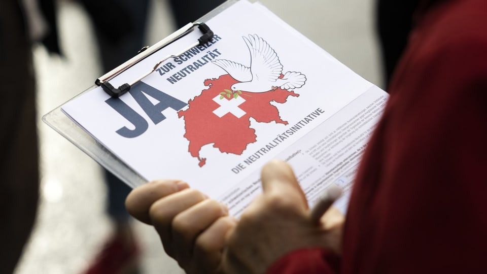 Nahaufnahme von Unterschriftenblatt mit der Aufschrift «Ja zur Schweizer Nautralität»