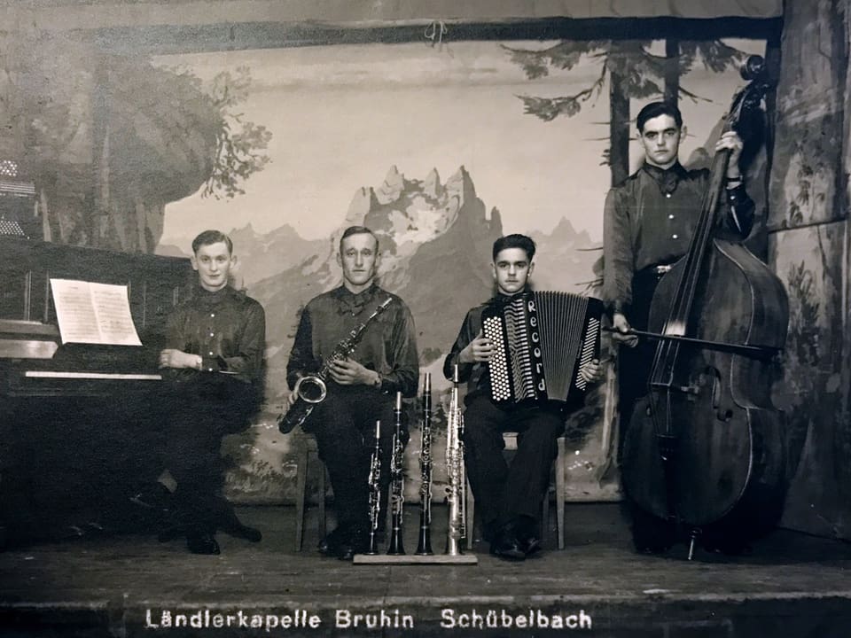 Schwarz-Weiss-Fotografie von einer vierköpfigen Volksmusikformation.