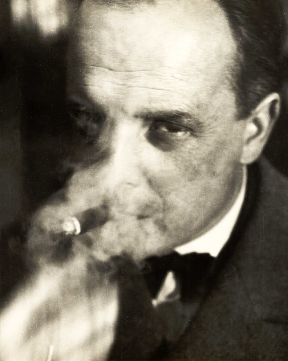 Paul Klee, der durch den Rauch seiner Zigarette blickt.