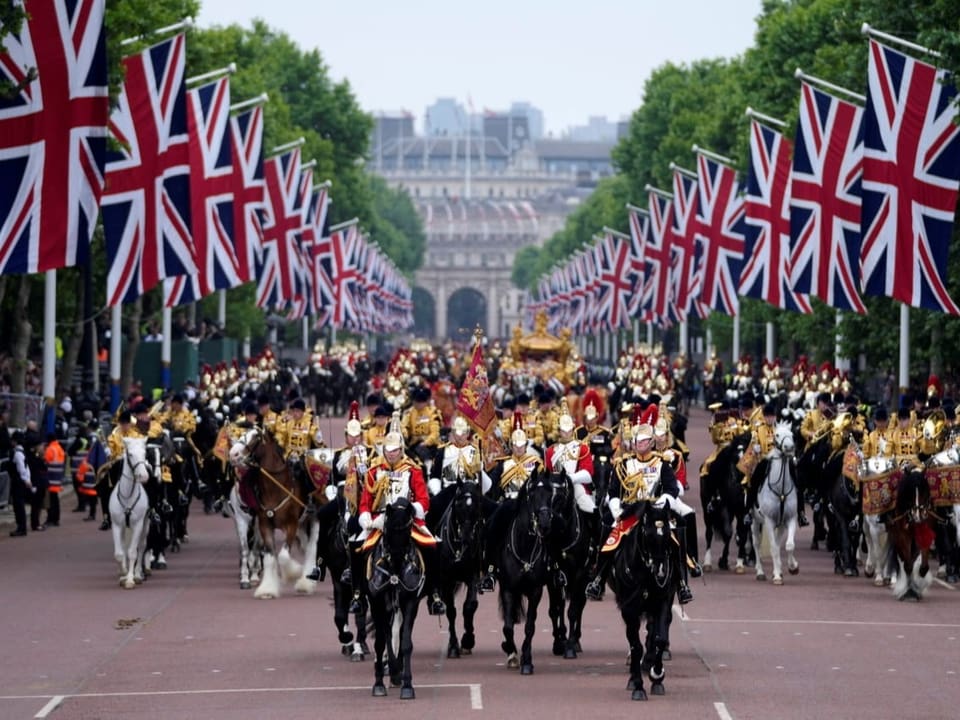 Auch 200 Reiter nahmen an der «Jubilee Pageant» genannten Schau vor dem Buckingham-Palast teil.