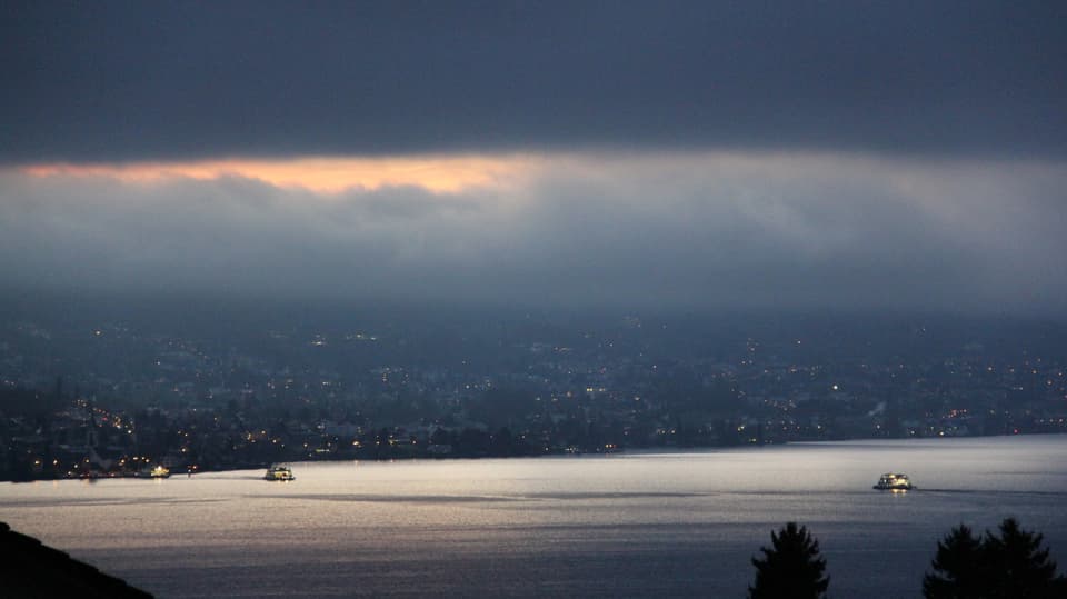 Nebel über dem Zürichsee. Eine Nebellücke sorgt für ein tolles Lichtspektakel auf dem See.