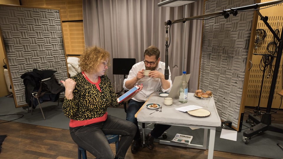 Fabienne Hadorn (Timo) und Samuel Streif (Paps) im Hörspielstudio.