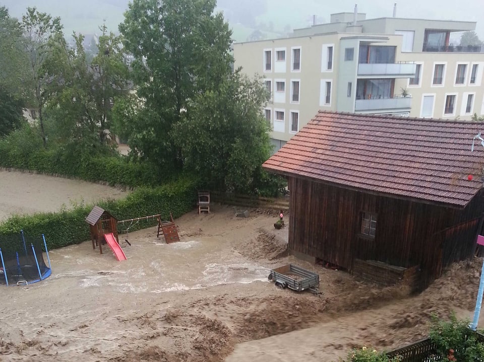 Ein überschwemmter Kinderspielplatz