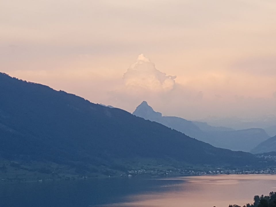 Bergspitze mit Wolke darüber in gleicher Form