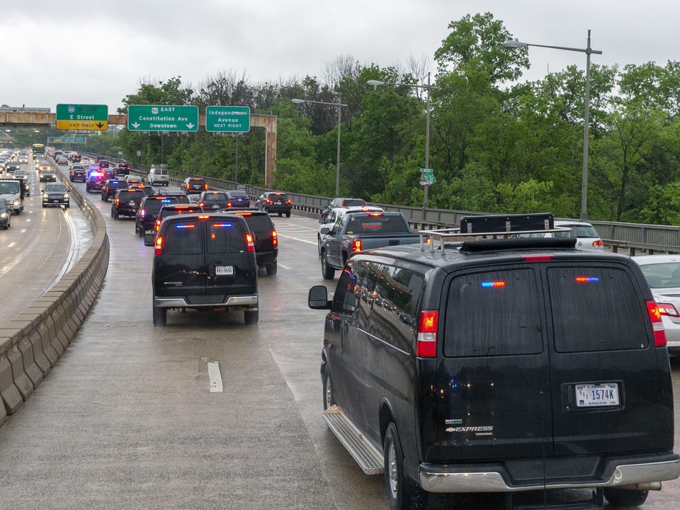 Fahrzeugkolonne des Präsidenten auf einer Autobahn