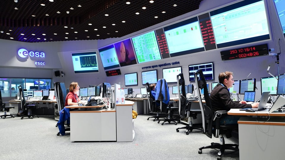 Das Büro der europäischen Weltraumagentur ESA mit zahlreichen Bildschirmen und Kontrollelementen.
