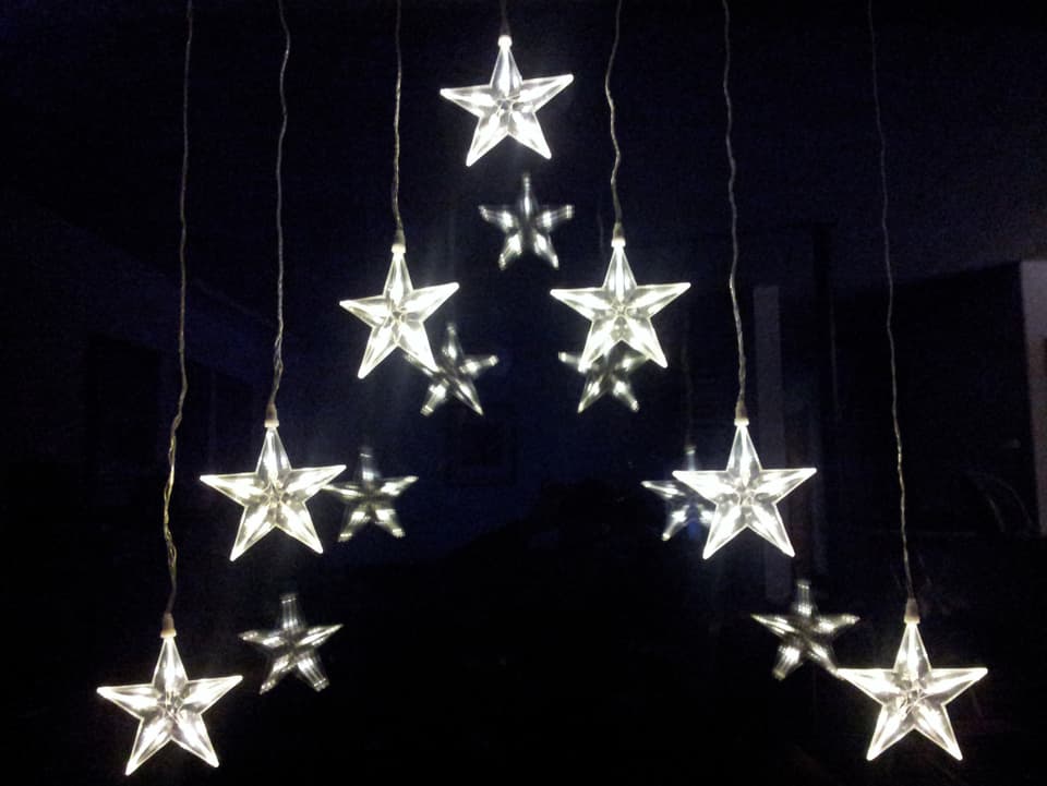 Eine Lichterkette mit vielen kleinen Sternen.