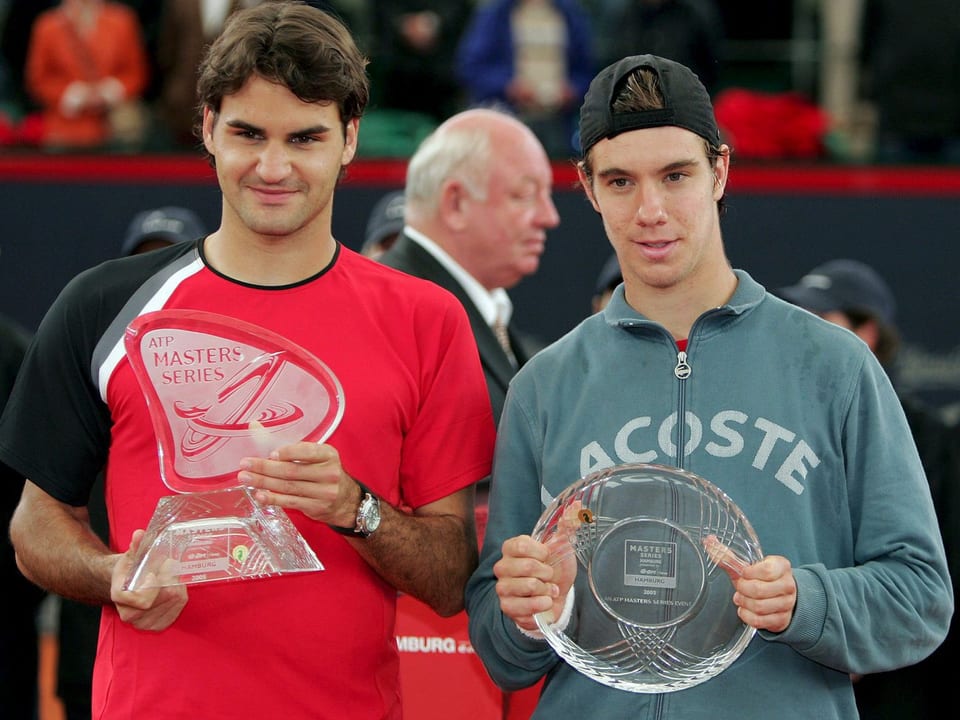 Roger Federer und Richard Gasquet mit ihren Trophäen. 