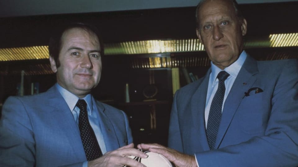 Sepp Blatter und João Havelange halten zusammen für ein Pressebild einen Adidas-Fussball in Händen.